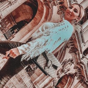 Cropped sweater, shaggy fray detail on sleeves